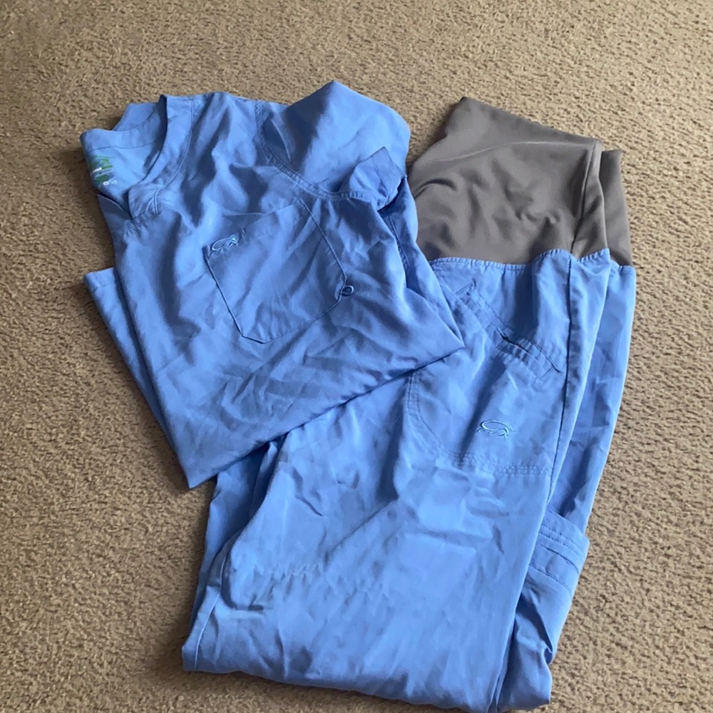 COPY - Iguana med size medium maternity scrub pants and medium top!